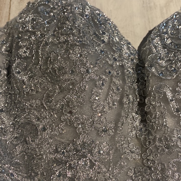 Grad dress•size 2• worn one•no stains or rips - Picture 2 of 4